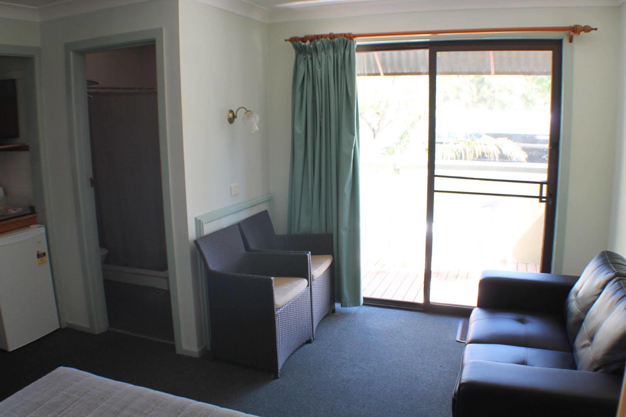 Lake Forbes Motel ภายนอก รูปภาพ